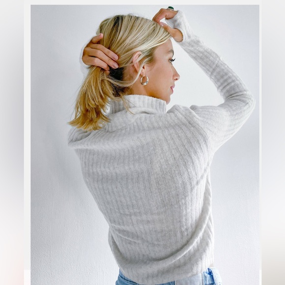 Weekday Kati turtleneck cardigan with thumbholes in white - Picture 2 of 5